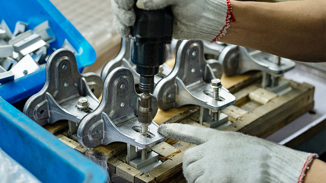 thao-tac-dap-kim-loai